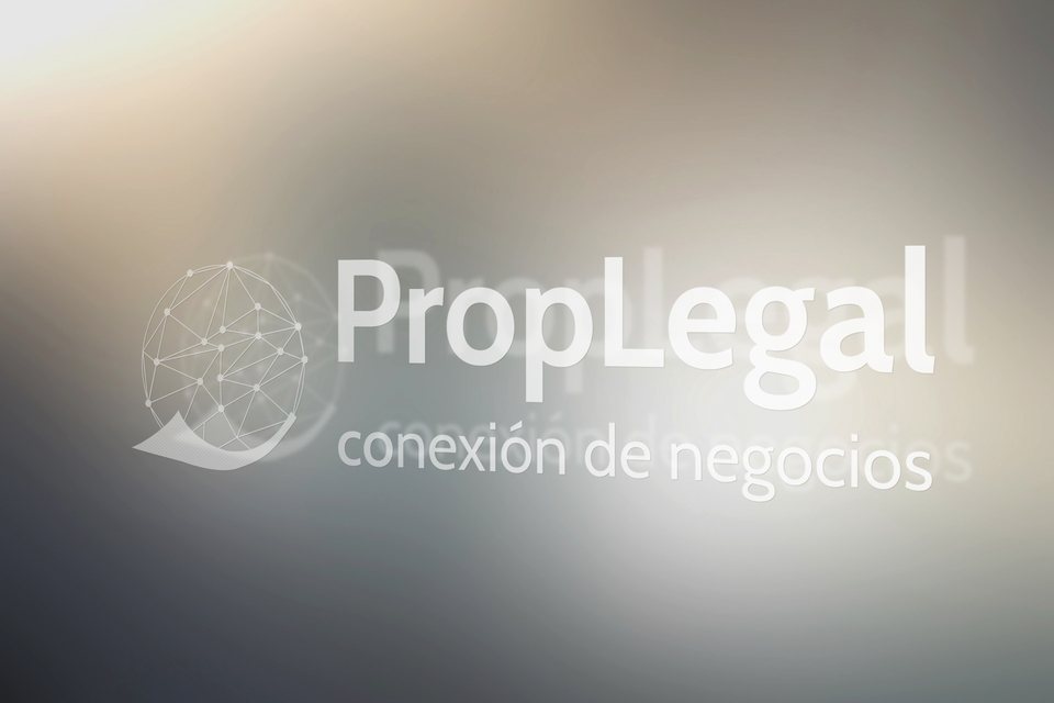 La marca aplicada en el muro de recepción, en relieve sobre fondo claro
