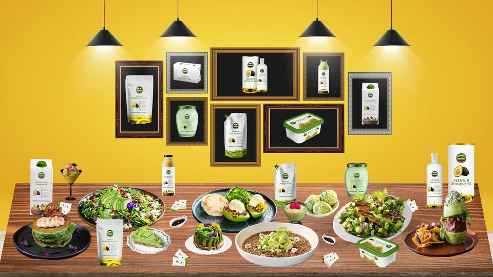 Página del catálogo con los productos puestos en una mesa servida.