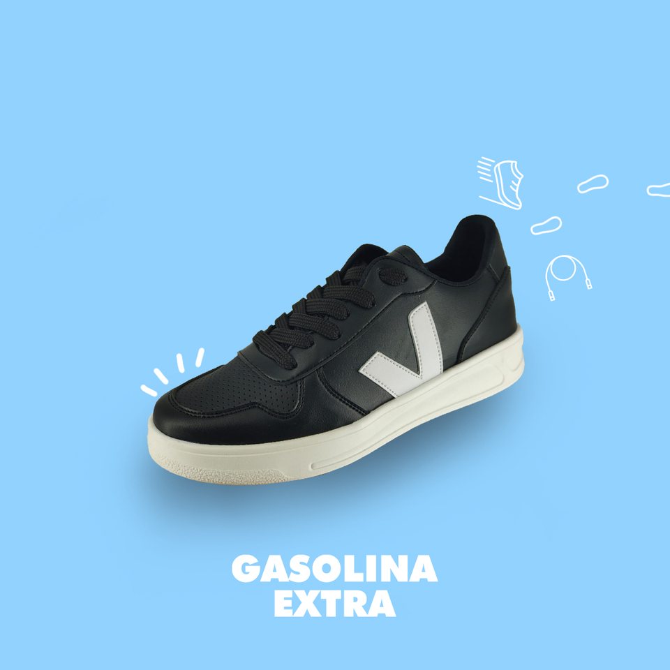 Tenis negro sobre azul claro, con garabatos de línea alrededor