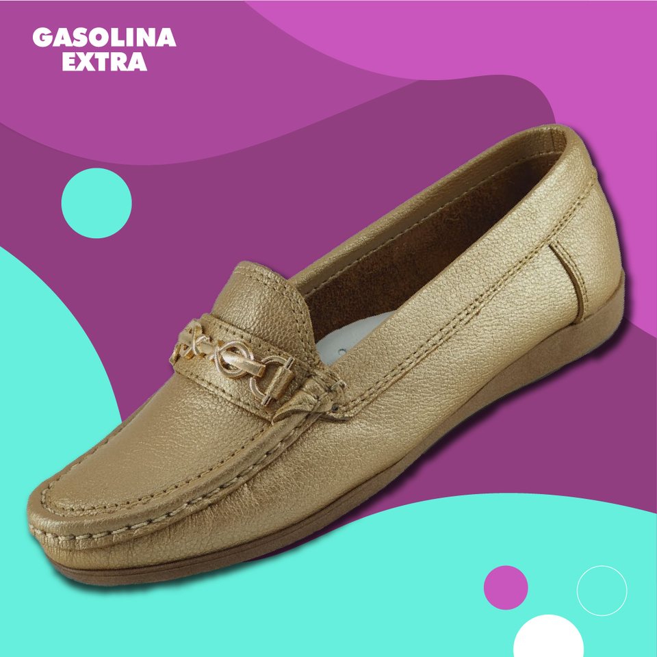 Mocasín dorado sobre manchas púrpura y turquesa, con halo blanco detrás del producto