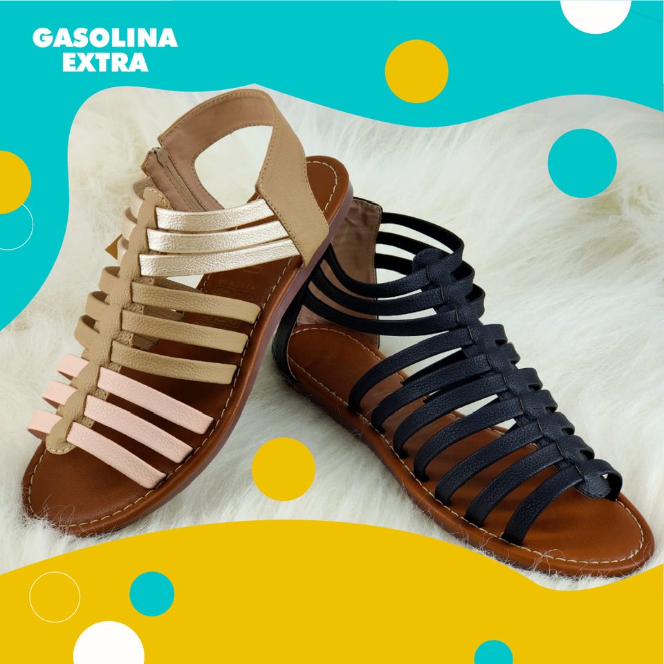 Dos sandalias gladiadoras sobre manchas turquesa y amarillas, en la versión de dos productos