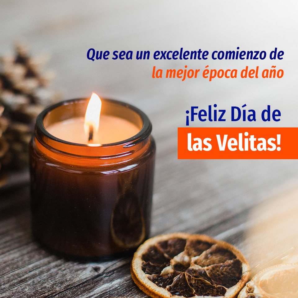 Dia de las Velitas: fotografia de una vela encendida en frasco ambar, con el saludo en dos pesos sobre un bloque naranja