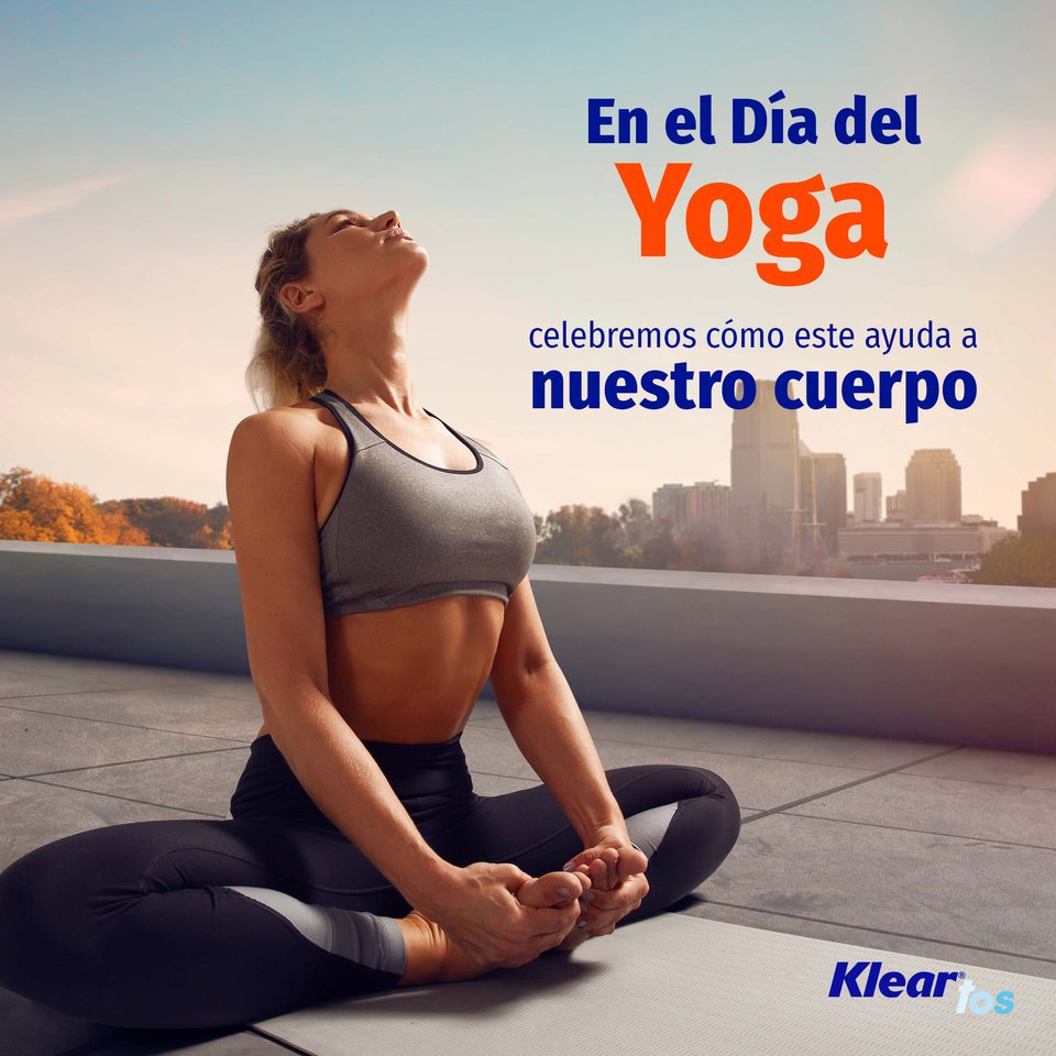 Dia del Yoga, primera pieza: mujer sentada en loto sobre una terraza, con la ciudad detras y el titular en naranja