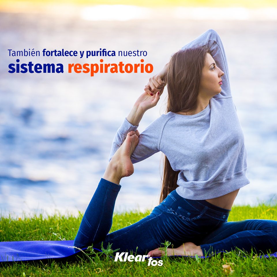 Dia del Yoga, segunda pieza: postura de torsion sobre el cesped junto al agua, con el beneficio respiratorio en azul y naranja