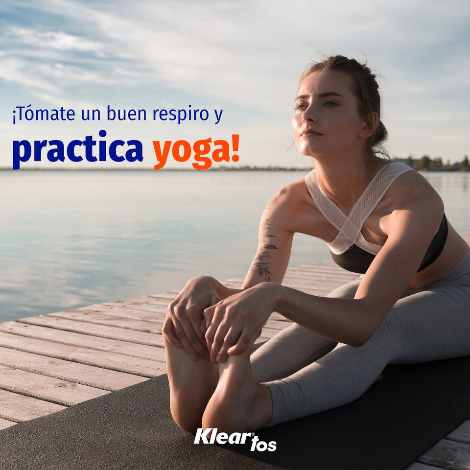 Dia del Yoga, cuarta pieza: mujer sentada al final de un muelle de madera, con el cierre de la campana sobre el cielo