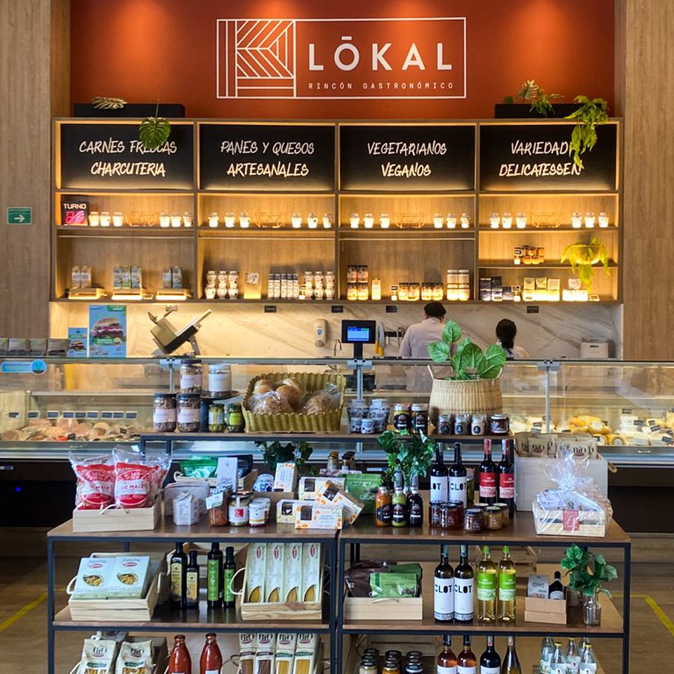Los productos empacados de La Mera Mera en el mostrador de Lökal, Rincón Gastronómico